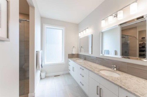 1060 Caledonia Place West, Lethbridge, AB - Indoor Photo Showing Bathroom