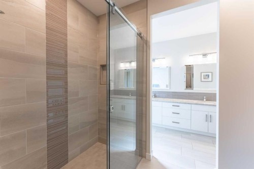 1060 Caledonia Place West, Lethbridge, AB - Indoor Photo Showing Bathroom