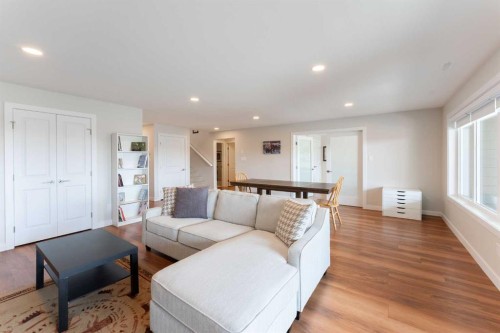 1060 Caledonia Place West, Lethbridge, AB - Indoor Photo Showing Living Room