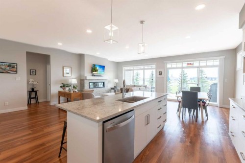1060 Caledonia Place West, Lethbridge, AB - Indoor Photo Showing Kitchen With Upgraded Kitchen