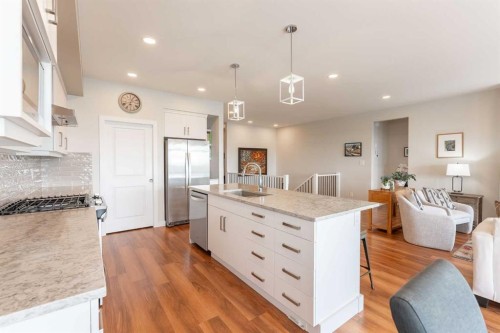 1060 Caledonia Place West, Lethbridge, AB - Indoor Photo Showing Kitchen With Upgraded Kitchen