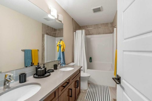 855 Miners Boulevard West, Lethbridge, AB - Indoor Photo Showing Bathroom