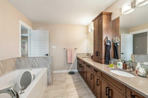 855 Miners Boulevard West, Lethbridge, AB - Indoor Photo Showing Bathroom