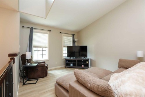 113 Lynx Road North, Lethbridge, AB - Indoor Photo Showing Living Room