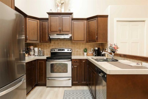 113 Lynx Road North, Lethbridge, AB - Indoor Photo Showing Kitchen