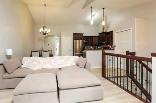 113 Lynx Road North, Lethbridge, AB - Indoor Photo Showing Living Room