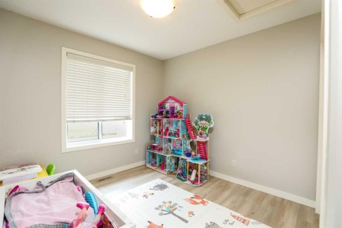 113 Lynx Road North, Lethbridge, AB - Indoor Photo Showing Bedroom