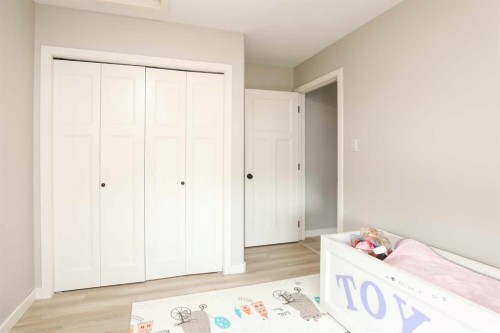 113 Lynx Road North, Lethbridge, AB - Indoor Photo Showing Bedroom