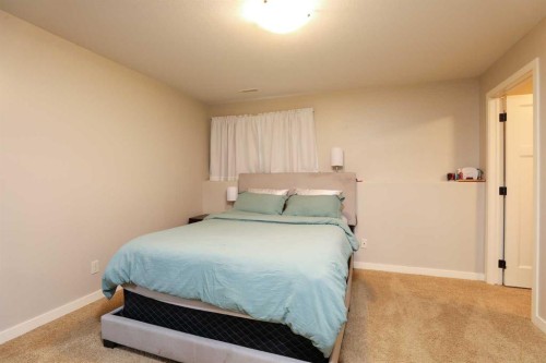113 Lynx Road North, Lethbridge, AB - Indoor Photo Showing Bedroom