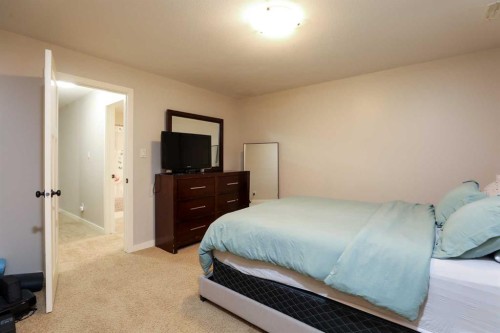 113 Lynx Road North, Lethbridge, AB - Indoor Photo Showing Bedroom