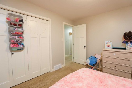 113 Lynx Road North, Lethbridge, AB - Indoor Photo Showing Bedroom