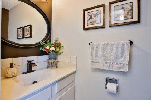 8-29 Brock Place West, Lethbridge, AB - Indoor Photo Showing Bathroom
