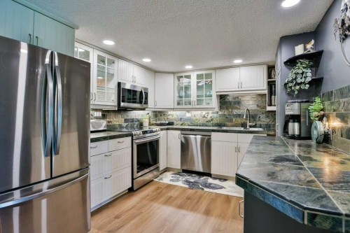 8-29 Brock Place West, Lethbridge, AB - Indoor Photo Showing Kitchen With Upgraded Kitchen