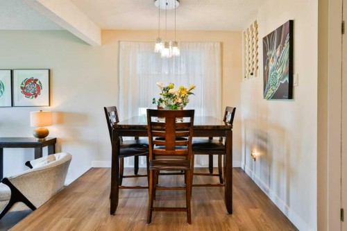 8-29 Brock Place West, Lethbridge, AB - Indoor Photo Showing Dining Room