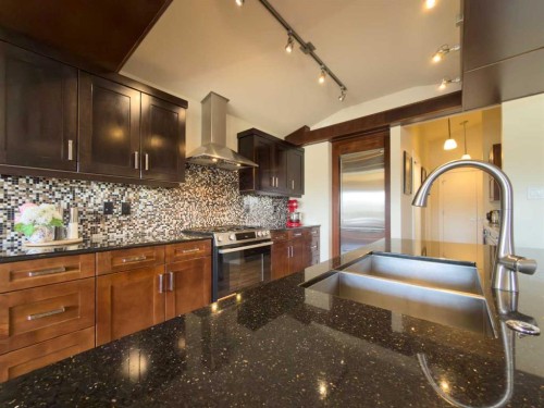 534 Canyon Cove West, Lethbridge, AB - Indoor Photo Showing Kitchen With Upgraded Kitchen