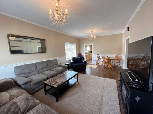 8017 22 Avenue, Coleman, AB - Indoor Photo Showing Living Room