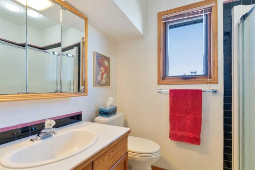 110 Heritage Boulevard West, Lethbridge, AB - Indoor Photo Showing Bathroom