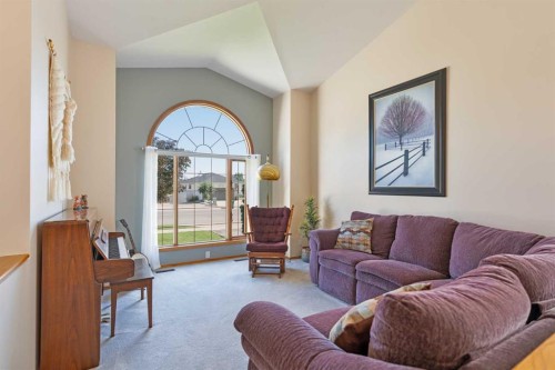 110 Heritage Boulevard West, Lethbridge, AB - Indoor Photo Showing Living Room
