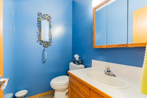 110 Heritage Boulevard West, Lethbridge, AB - Indoor Photo Showing Bathroom