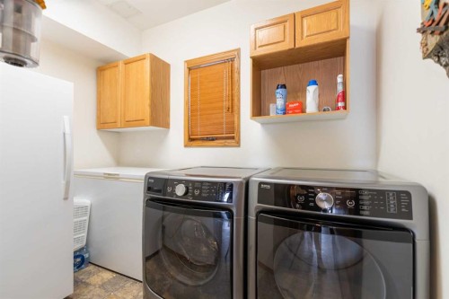 110 Heritage Boulevard West, Lethbridge, AB - Indoor Photo Showing Laundry Room