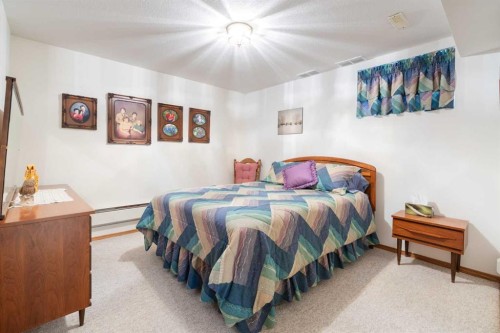110 Heritage Boulevard West, Lethbridge, AB - Indoor Photo Showing Bedroom