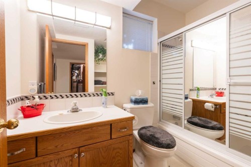 110 Heritage Boulevard West, Lethbridge, AB - Indoor Photo Showing Bathroom