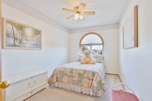 110 Heritage Boulevard West, Lethbridge, AB - Indoor Photo Showing Bedroom