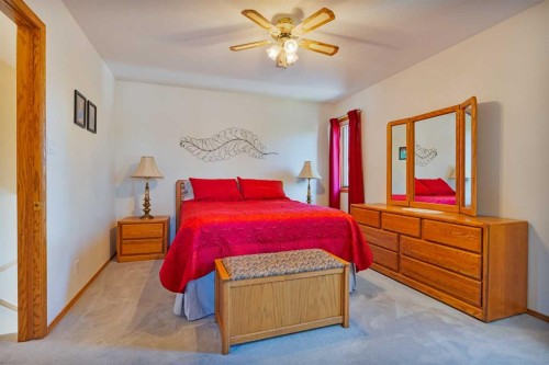 110 Heritage Boulevard West, Lethbridge, AB - Indoor Photo Showing Bedroom