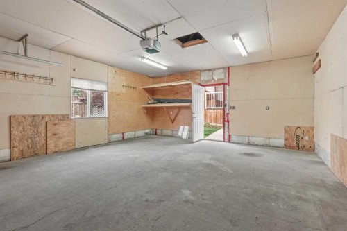 191 Jessie Robinson Close North, Lethbridge, AB - Indoor Photo Showing Garage
