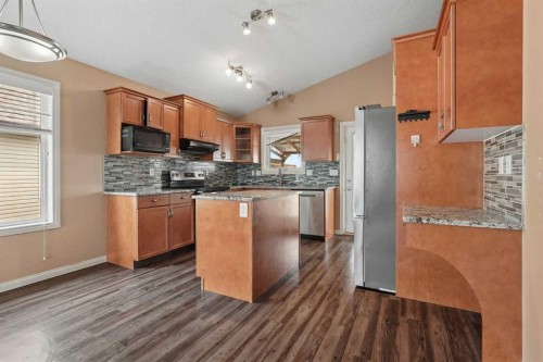 191 Jessie Robinson Close North, Lethbridge, AB - Indoor Photo Showing Kitchen With Upgraded Kitchen