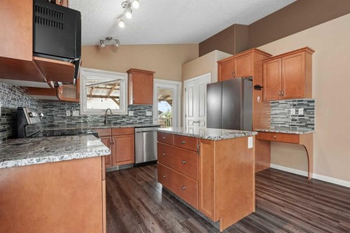 191 Jessie Robinson Close North, Lethbridge, AB - Indoor Photo Showing Kitchen