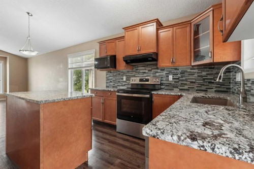 191 Jessie Robinson Close North, Lethbridge, AB - Indoor Photo Showing Kitchen With Upgraded Kitchen