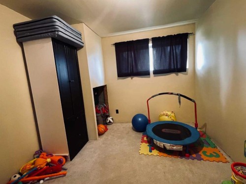36 Park Meadows Boulevard North, Lethbridge, AB - Indoor Photo Showing Other Room