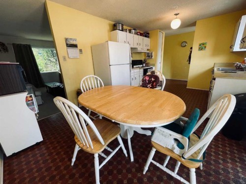 36 Park Meadows Boulevard North, Lethbridge, AB - Indoor Photo Showing Dining Room