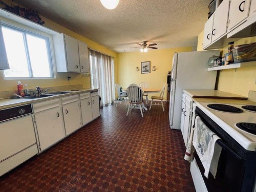 36 Park Meadows Boulevard North, Lethbridge, AB - Indoor Photo Showing Kitchen With Double Sink