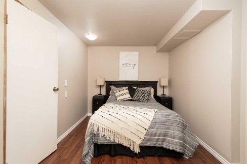 10 Seneca Place West, Lethbridge, AB - Indoor Photo Showing Bedroom