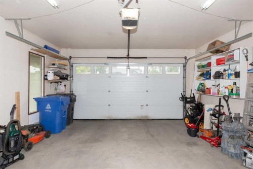 10 Seneca Place West, Lethbridge, AB - Indoor Photo Showing Garage