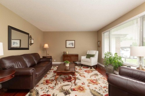 10 Seneca Place West, Lethbridge, AB - Indoor Photo Showing Living Room