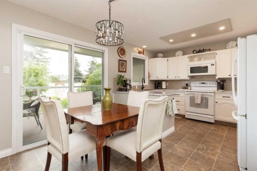 10 Seneca Place West, Lethbridge, AB - Indoor Photo Showing Dining Room