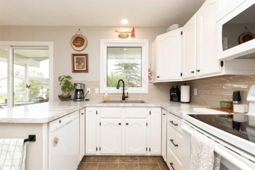 10 Seneca Place West, Lethbridge, AB - Indoor Photo Showing Kitchen