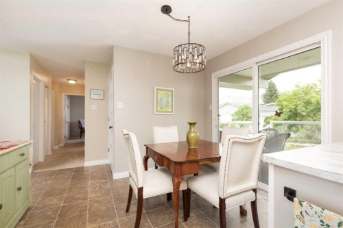 10 Seneca Place West, Lethbridge, AB - Indoor Photo Showing Dining Room