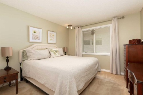 10 Seneca Place West, Lethbridge, AB - Indoor Photo Showing Bedroom