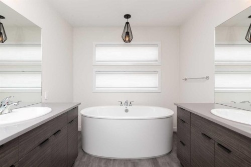 889 Atlantic Cove West, Lethbridge, AB - Indoor Photo Showing Bathroom