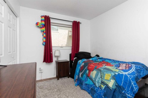 14 Heritage Road West, Lethbridge, AB - Indoor Photo Showing Bedroom