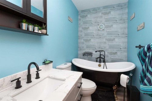14 Heritage Road West, Lethbridge, AB - Indoor Photo Showing Bathroom
