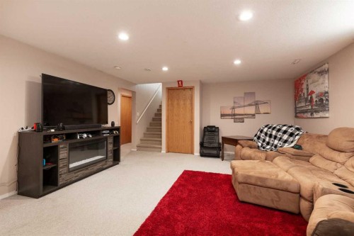 14 Heritage Road West, Lethbridge, AB - Indoor Photo Showing Other Room