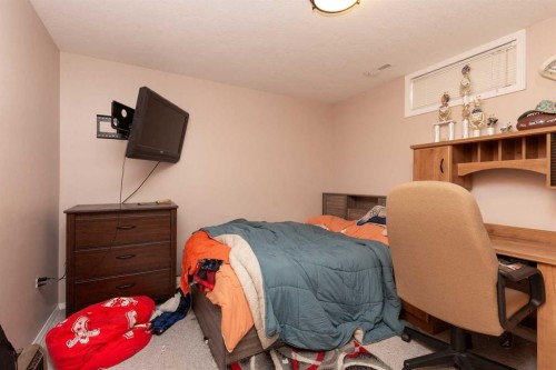 14 Heritage Road West, Lethbridge, AB - Indoor Photo Showing Bedroom