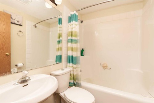 14 Heritage Road West, Lethbridge, AB - Indoor Photo Showing Bathroom