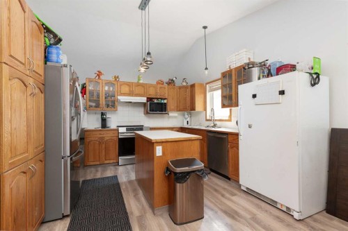 14 Heritage Road West, Lethbridge, AB - Indoor Photo Showing Kitchen