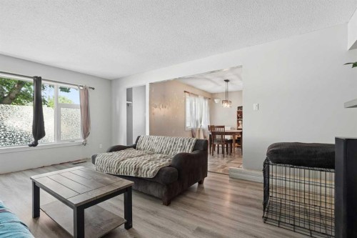 2610 11 Avenue North, Lethbridge, AB - Indoor Photo Showing Living Room